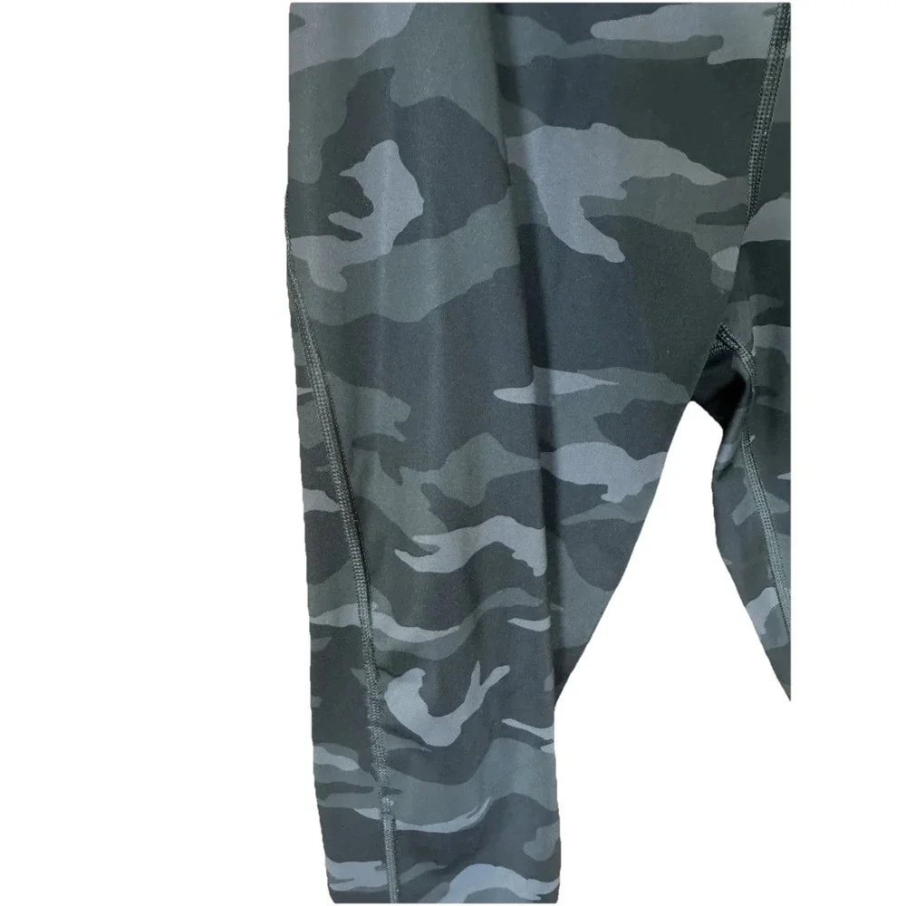 Athleta Ultimate 7/8 Tight Leggings Stash Pockets Medium Black Camo Active